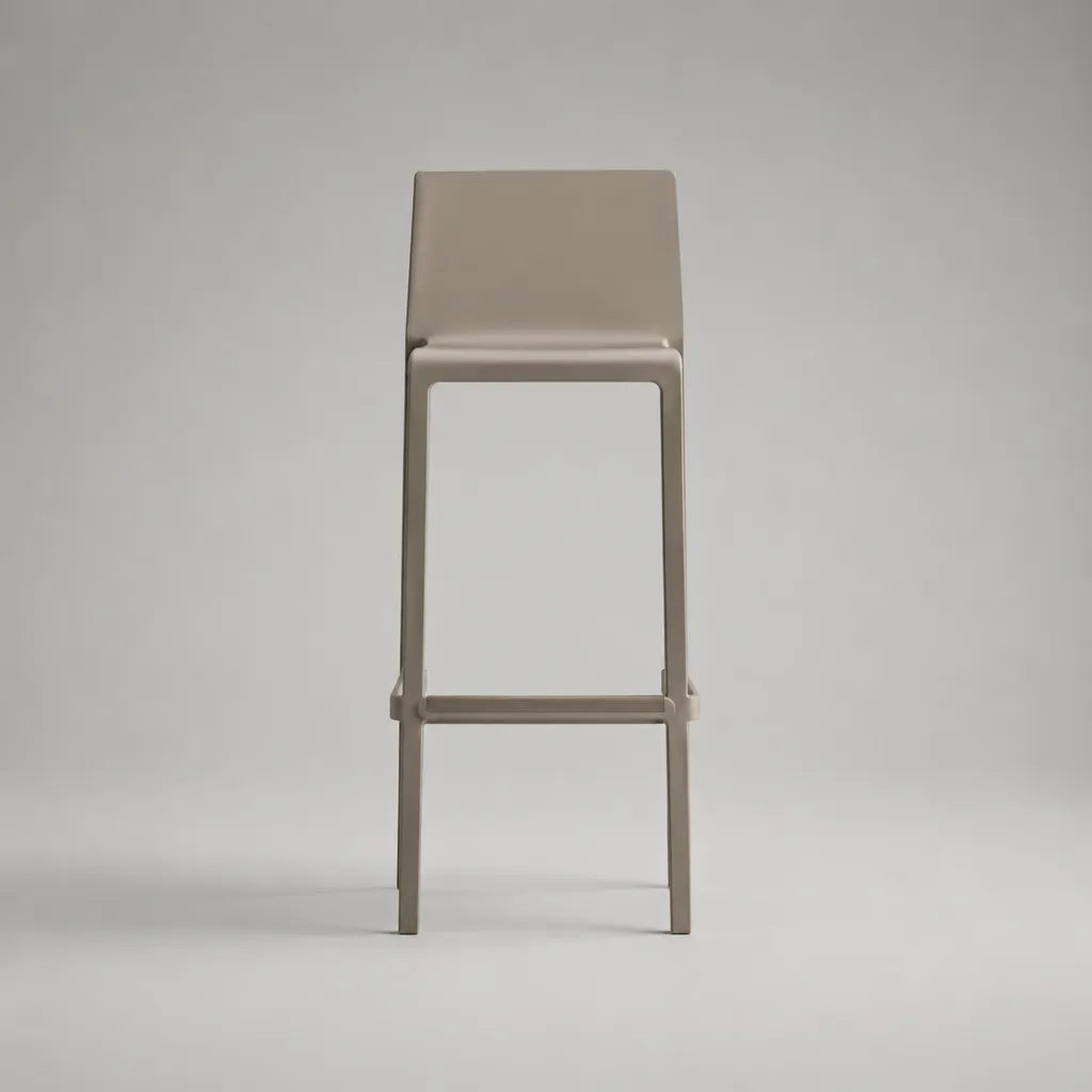 Tabouret de bar en polypropylène taupe avec dossier et repose-pieds, 43 × 48 × 104 cm