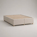 Cadre de lit double rembourré en tissu beige et bois naturel, sommier à lattes, 2 modules, couchage 180 × 200 cm, dimensions 208 × 188 × 35 cm