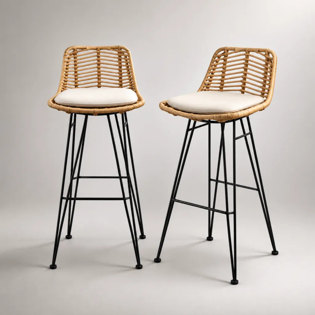 Lot de 2 tabourets de bar en résine tressée et métal noir avec coussins blanc cassé – 47 × 52 × 101 cm